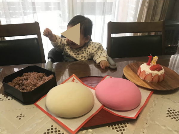 1歳の誕生日に用意した一升紅白餅とスマッシュケーキと赤飯