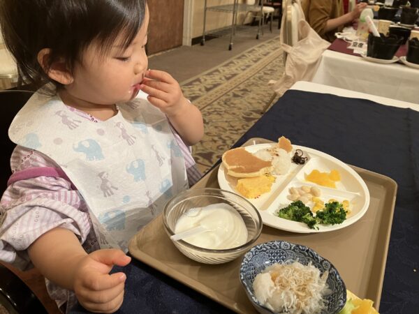 ホテルの朝ご飯を食べるちびちゃん